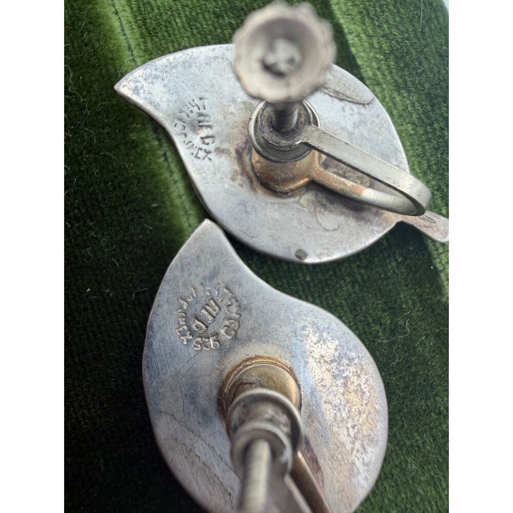 vintage Mexican sterling silver earrings feature a leaf design inlaid - Picture 3 of 5
